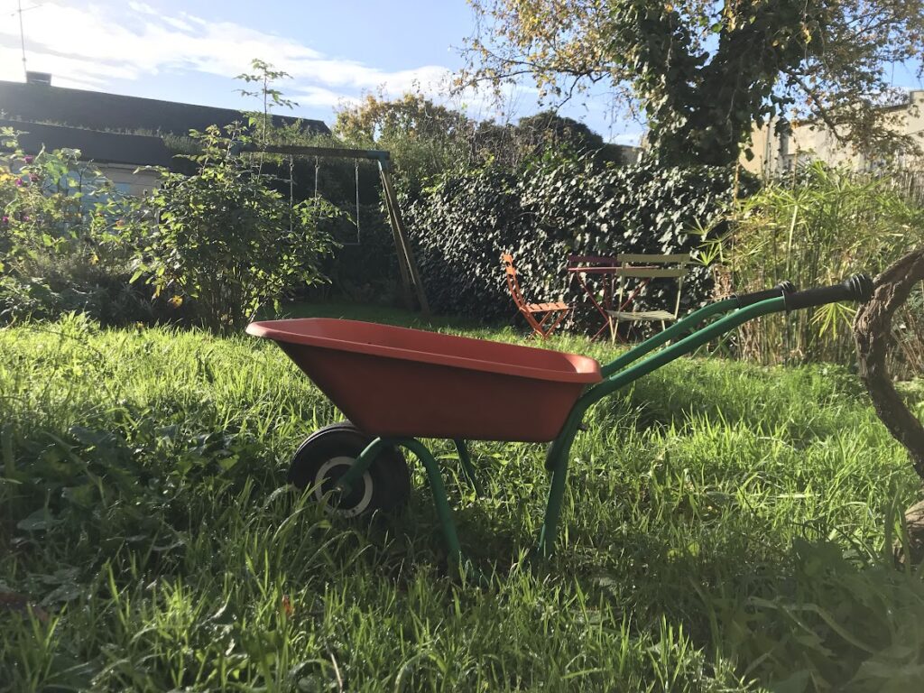 La brouette rouge d'enfant